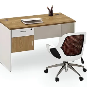 مكتب موظف يشمل وحدة معلقة تحتوي على درج وضلفة بدون رف لتوفير مساحة تخزين عملية